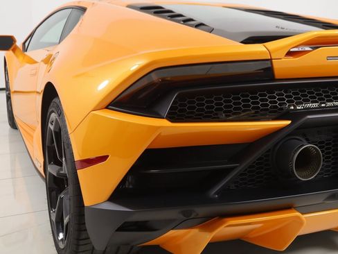 Used 2022 Lamborghini Huracan EVO image 32