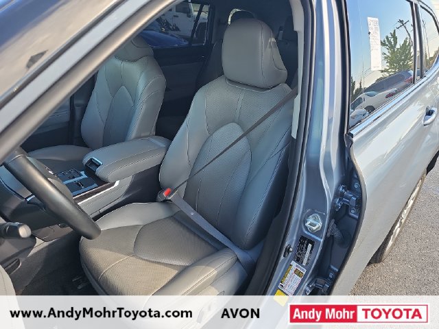 Used 2023 Toyota Highlander Limited FWD image 10
