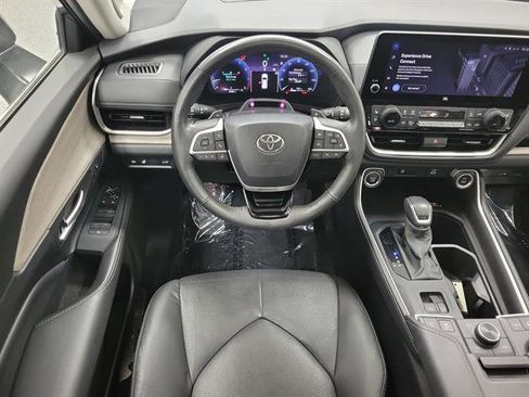 Used 2024 Toyota Grand Highlander AWD image 14