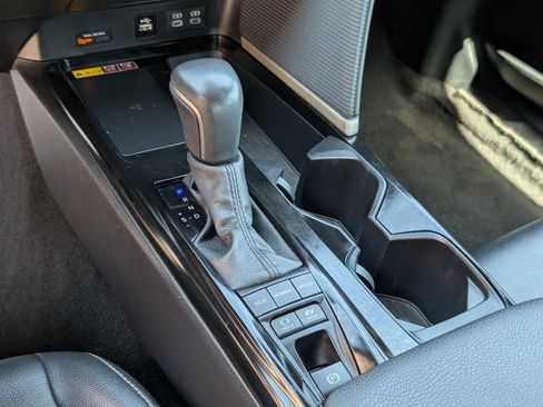 Used 2025 Toyota Camry SE FWD image 16