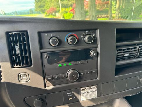 Used 2009 GMC Savana 3500 RWD image 10