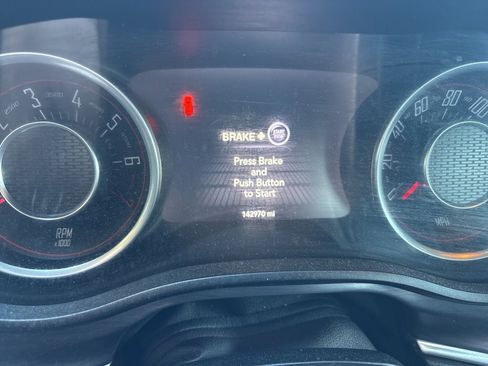 Used 2015 Dodge Challenger SXT image 6