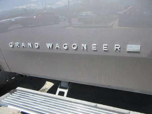 Used 2023 Jeep Grand Wagoneer Series II w/ Premium Group II AWD/4WD image 3
