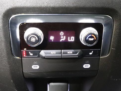 Used 2022 GMC Yukon XL Denali w/ Denali Premium Package AWD/4WD image 8