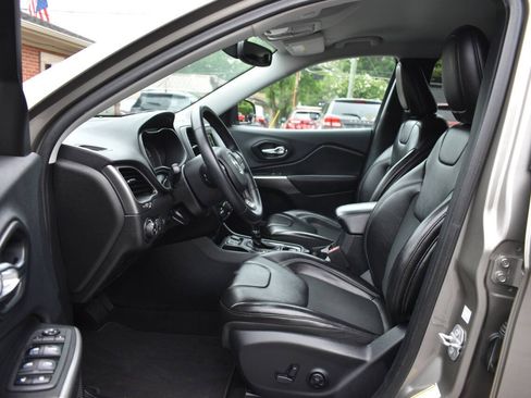 Used 2019 Jeep Cherokee Latitude Plus w/ Comfort/Convenience Group FWD image 7