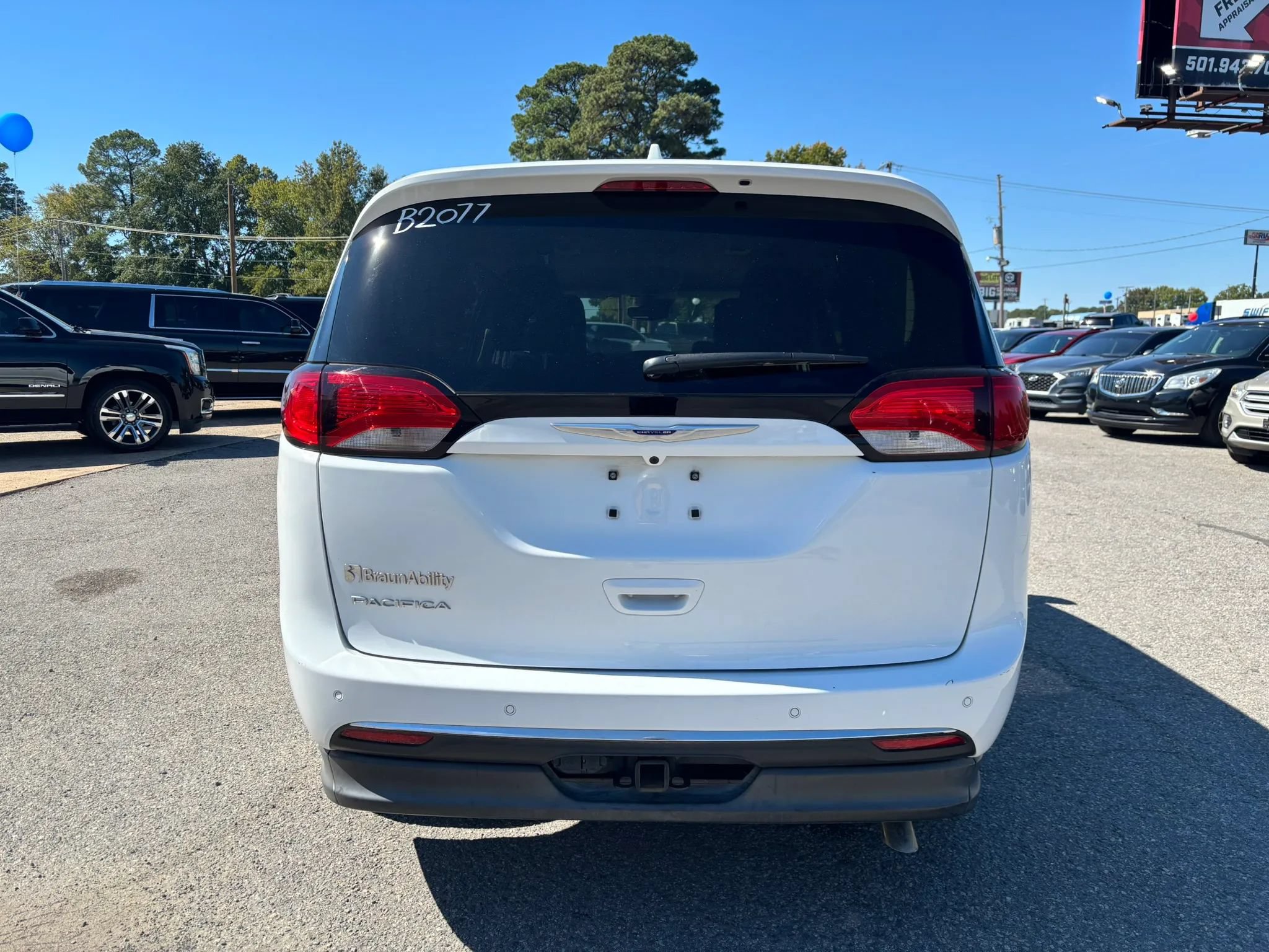 Used 2020 Chrysler Pacifica Touring-L Plus w/ Tire & Wheel Group FWD image 4