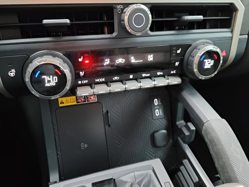 Used 2025 Toyota Tacoma Limited image 33