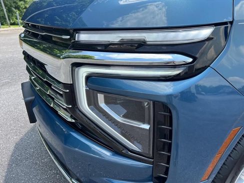 Used 2025 Chevrolet Suburban Premier AWD/4WD image 9