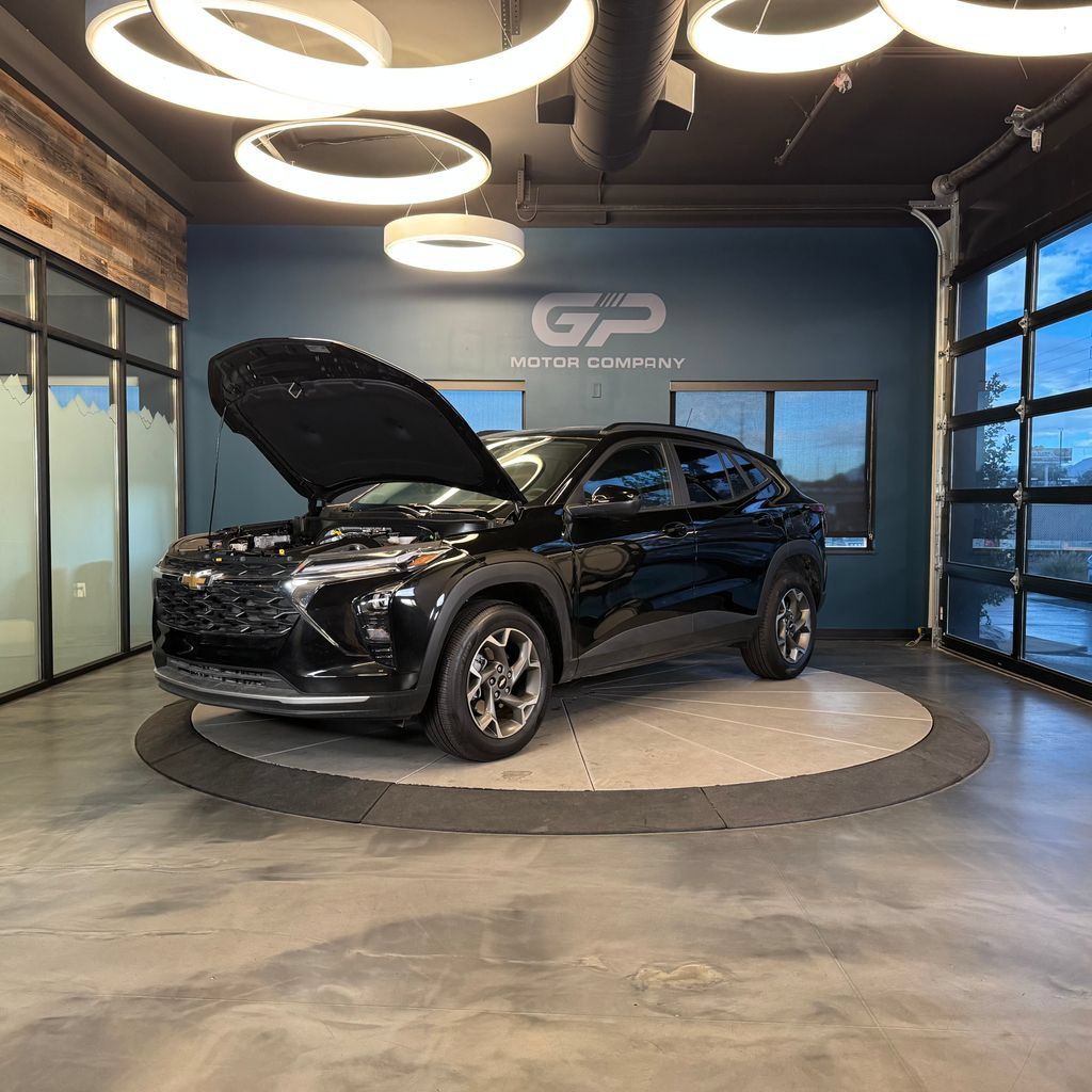 Used 2025 Chevrolet Trax LT w/ LT Convenience Package FWD image 23