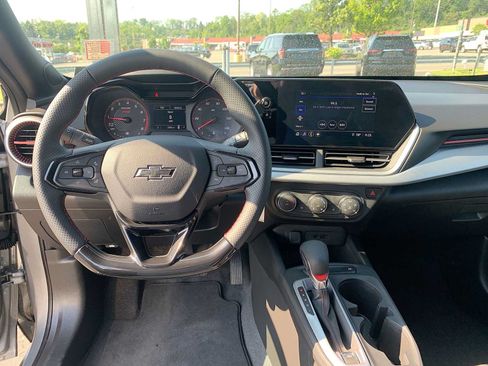 Certified 2025 Chevrolet Trax RS FWD image 18