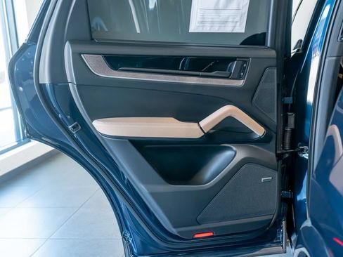 Certified 2025 Porsche Cayenne AWD/4WD image 22
