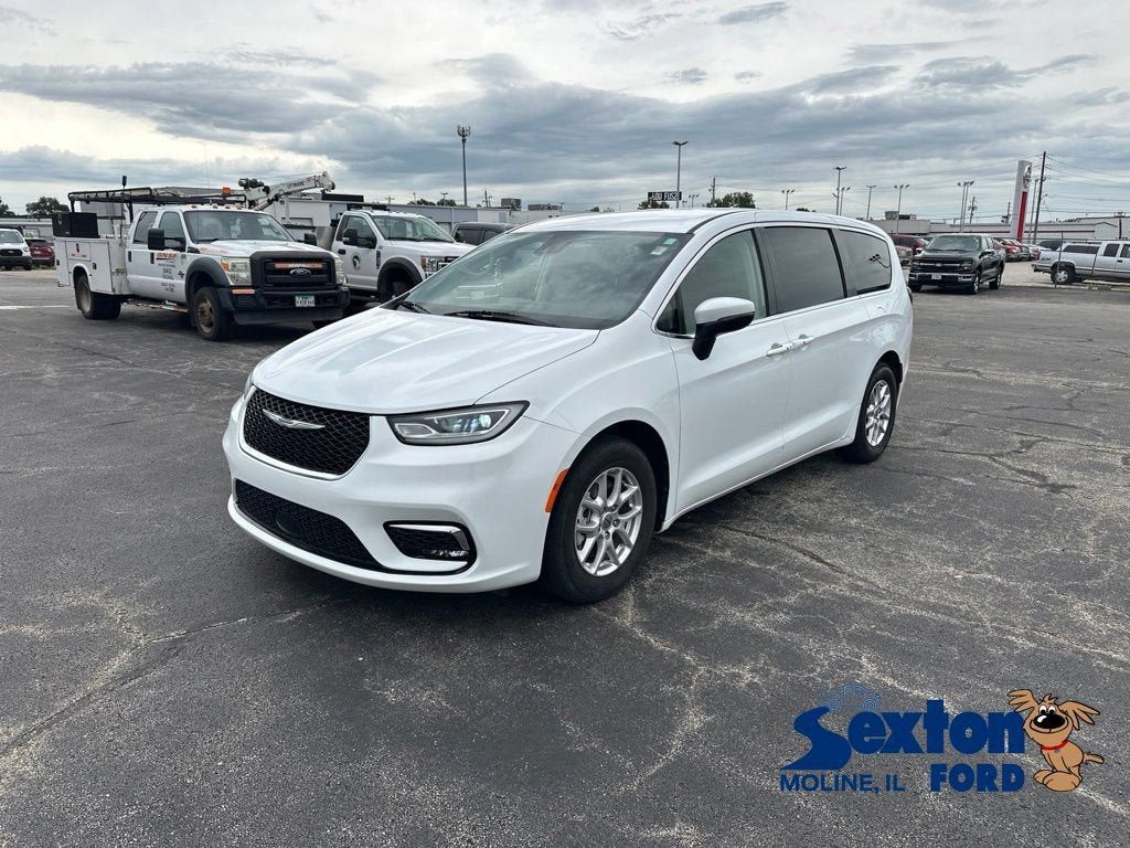 Used 2023 Chrysler Pacifica Touring-L FWD image 1