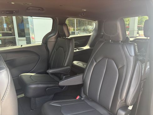 New 2027 Chrysler Pacifica Select FWD image 13