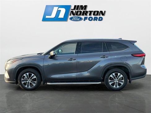 Used 2021 Toyota Highlander XLE image 6