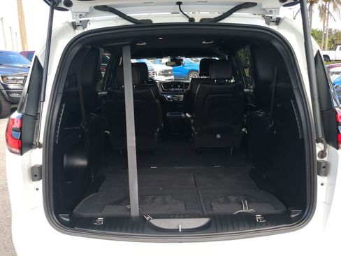 Used 2025 Chrysler Pacifica Select image 13