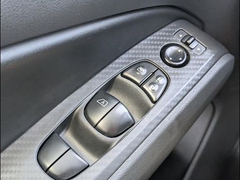 Used 2025 Nissan Altima 2.5 SV image 11