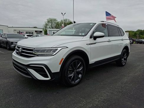 Certified 2023 Volkswagen Tiguan SE w/ Panoramic Sunroof Package AWD/4WD image 3