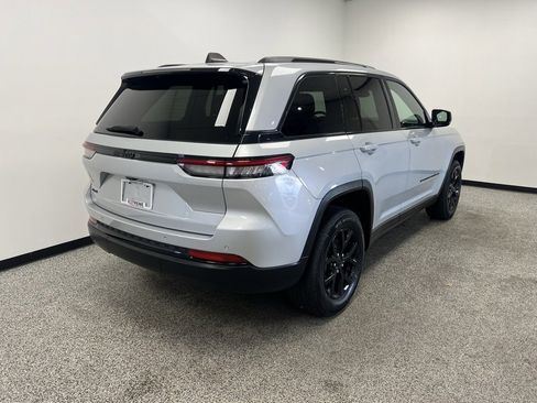 Used 2024 Jeep Grand Cherokee Altitude image 19