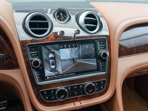 Used 2017 Bentley Bentayga image 19