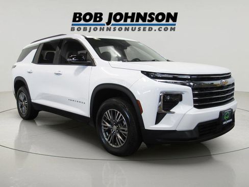 Certified 2025 Chevrolet Traverse LT image 1