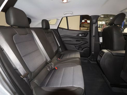 Certified 2025 Chevrolet Trax LT image 25