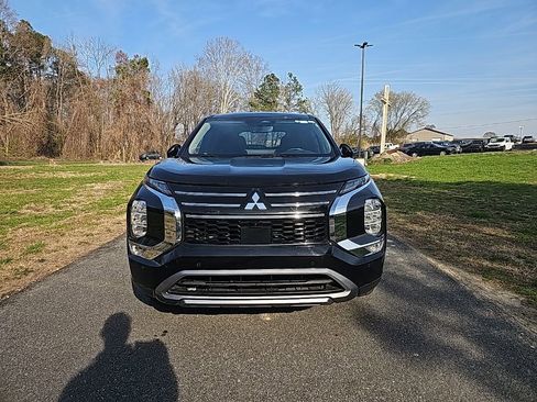 Used 2025 Mitsubishi Outlander SE image 2