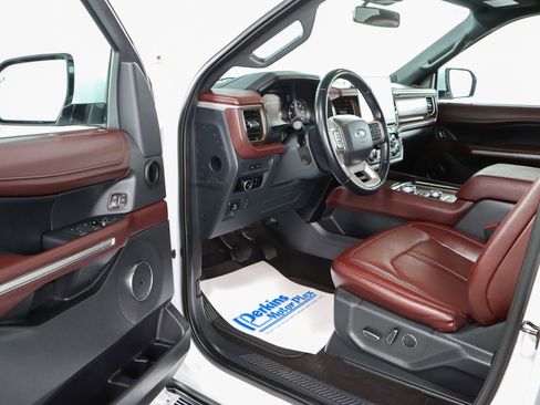 Used 2023 Ford Expedition Limited image 3