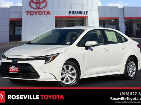 Certified 2024 Toyota Corolla LE image 1