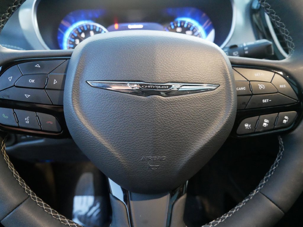 Used 2025 Chrysler Pacifica Limited AWD/4WD image 17