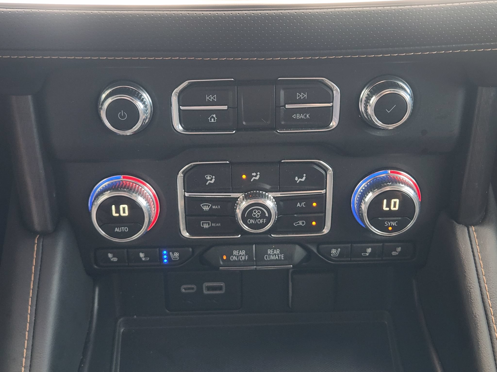 Used 2024 GMC Yukon AT4 w/ Technology Package AWD/4WD image 17