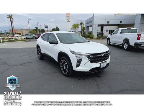 Certified 2025 Chevrolet Trax RS w/ Driver Confidence Package FWD image 2