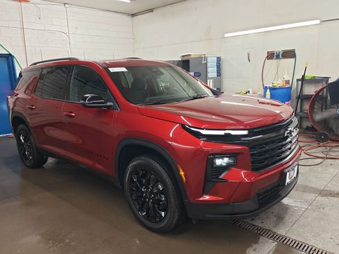 Used 2025 Chevrolet Traverse LT w/ Midnight/Sport Edition image 7