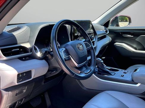 Used 2023 Toyota Highlander XLE FWD image 19