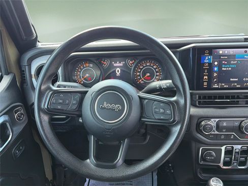 Used 2025 Jeep Gladiator Sport AWD/4WD image 11
