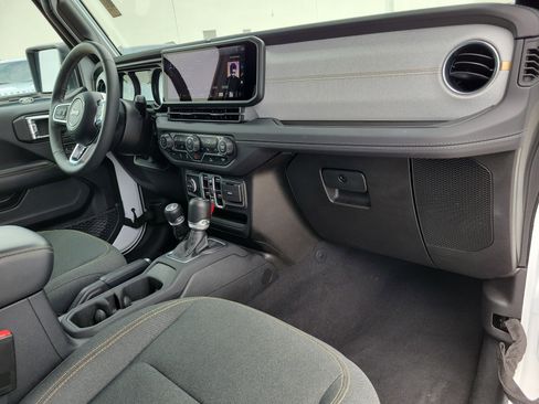Used 2025 Jeep Wrangler Unlimited Sahara AWD/4WD image 18