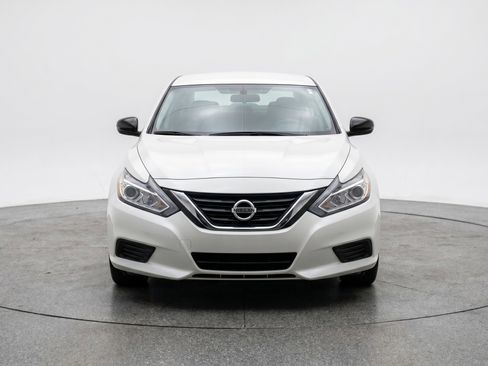 Used 2025 Nissan Altima 2.5 SV FWD image 2