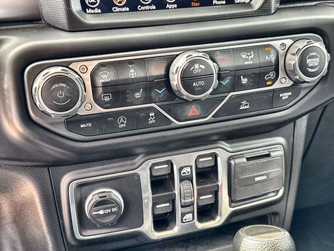 Used 2023 Jeep Gladiator Willys image 22