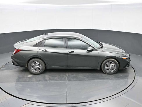 Used 2025 Hyundai Elantra SE FWD image 28