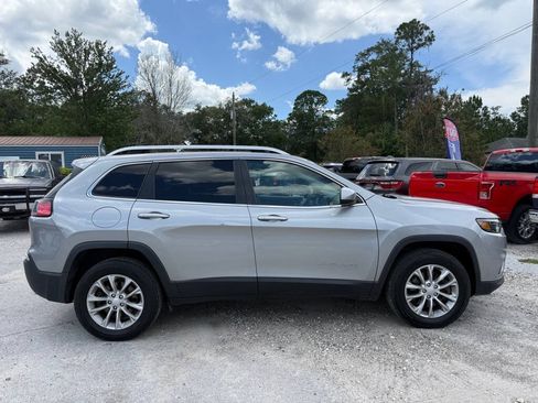 Used 2019 Jeep Cherokee Latitude w/ Cold Weather Group AWD/4WD image 4