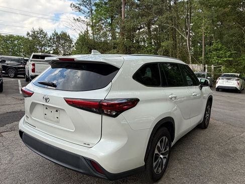 Used 2023 Toyota Highlander XLE image 5
