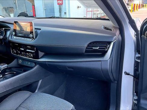 Certified 2023 Nissan Rogue SV image 18