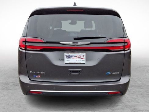 Used 2023 Chrysler Pacifica Touring-L FWD image 4