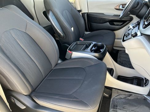 Used 2018 Chrysler Pacifica Touring Plus image 9