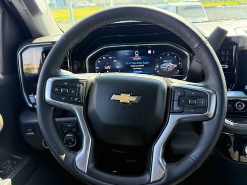 Used 2023 Chevrolet Silverado 1500 LT AWD/4WD image 9