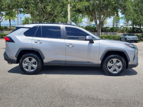Used 2022 Toyota RAV4 XLE w/ Convenience Package AWD/4WD image 4