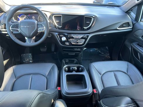 Used 2025 Chrysler Pacifica Select image 21