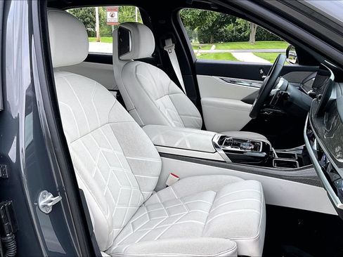 Used 2024 BMW 740i xDrive w/ Executive Package AWD/4WD image 27