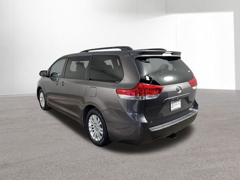 Used 2013 Toyota Sienna XLE image 32