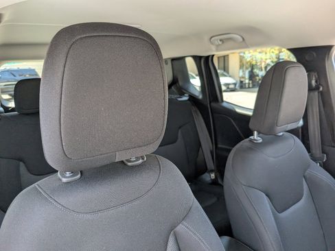 Used 2023 Jeep Renegade Latitude AWD/4WD image 3