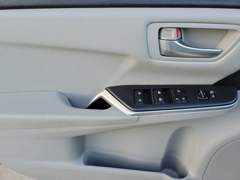 Used 2015 Toyota Camry LE FWD image 13